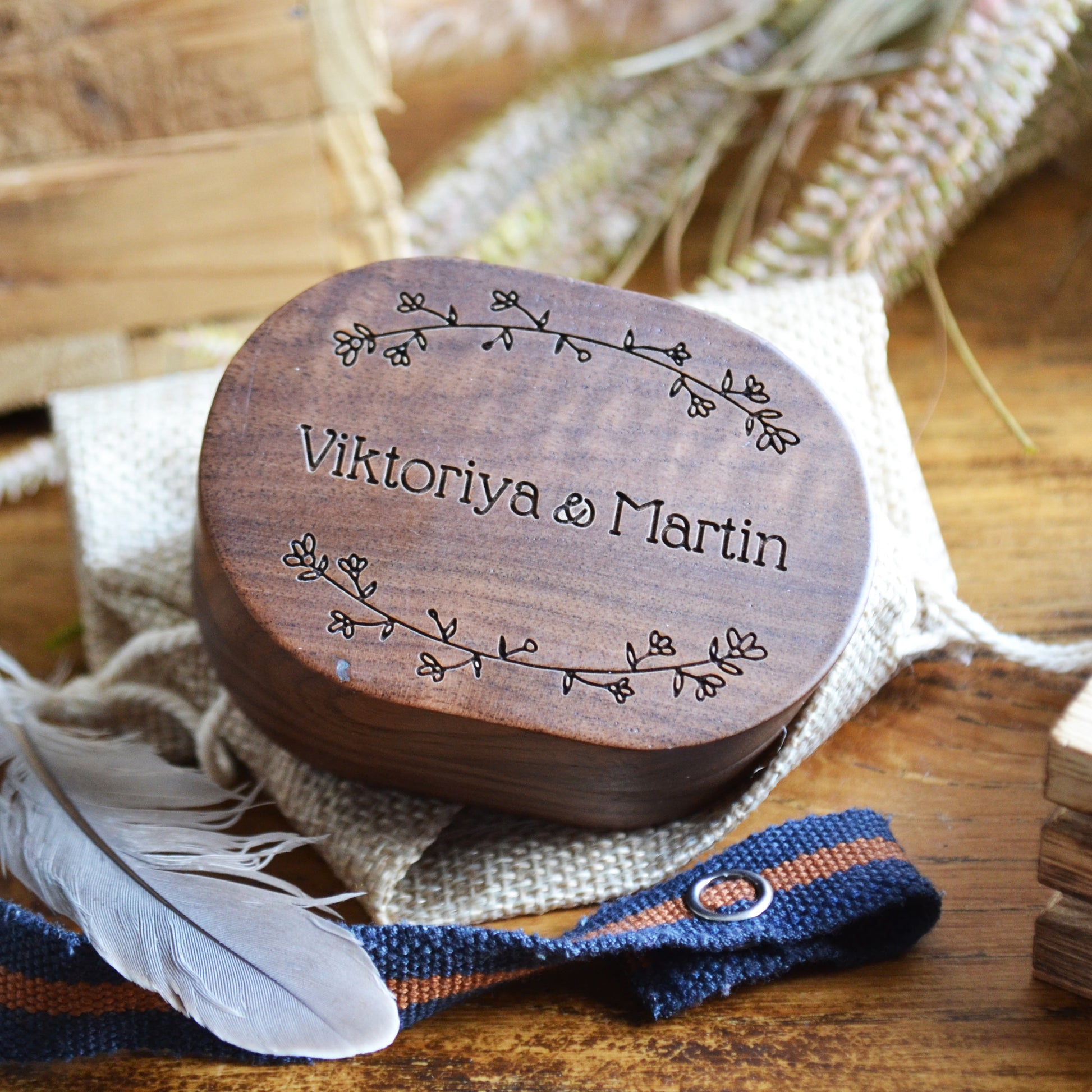 BOÎTE À ALLIANCES - Bois gravée - Loup Indigo